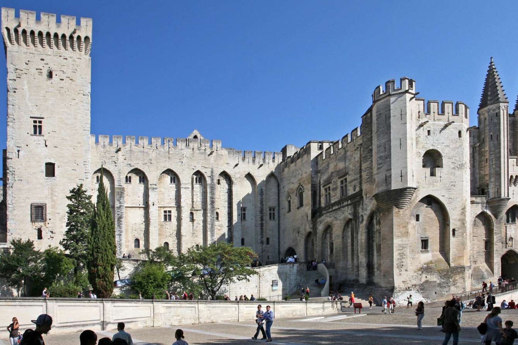 Illustration de l’article « Le souffle du Rhône : Le Palais des Papes, au-delà du temps » — Voyage